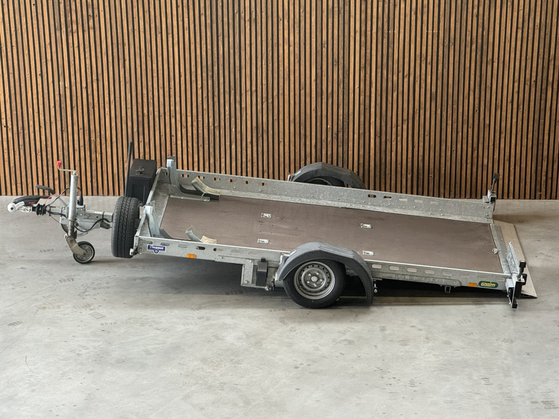 Motortrailer afzinkbaar huren bij Bouwman Aanhangwagens