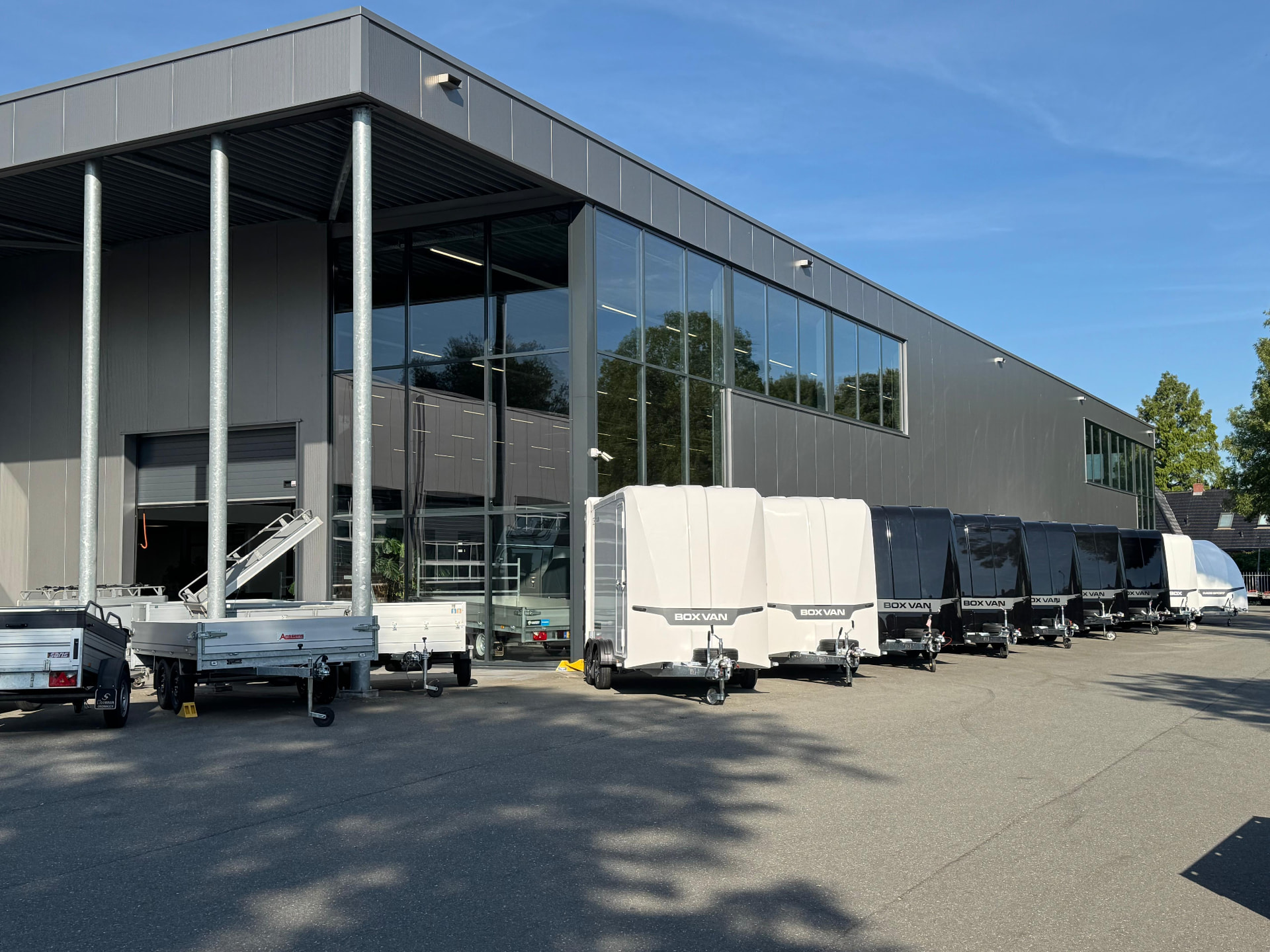 Bedrijfspand van Bouwman Aanhangwagens Verhuur in Groningen met aanhangwagens